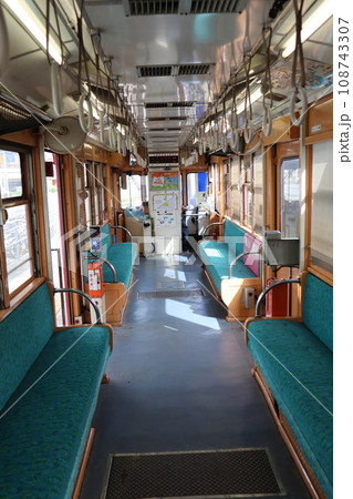 高知の路面電車 とさでん交通の車内 高知の路面電車 とさでん交通の車内 108743307