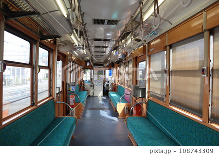 高知の路面電車 とさでん交通の車内 高知の路面電車 とさでん交通の車内 108743309