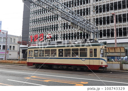 高知の路面電車 とさでん交通 はりまや橋付近 高知の路面電車 とさでん交通 はりまや橋付近 108743329