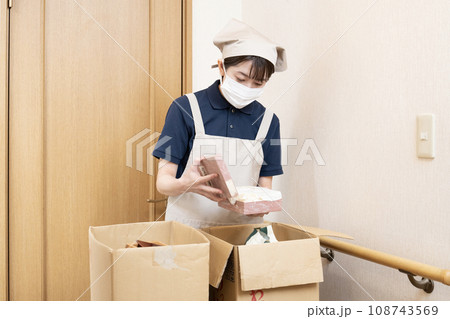 片付けをする女性作業員 108743569