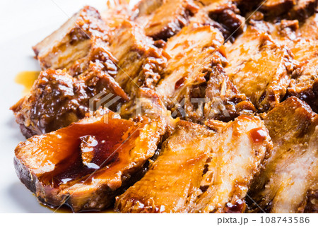 厚切りの豚バラ肉のチャーシュー　 108743586