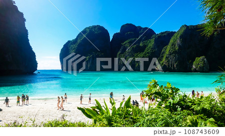 タイのピピ島 マヤビーチ マヤベイ 綺麗な海 108743609