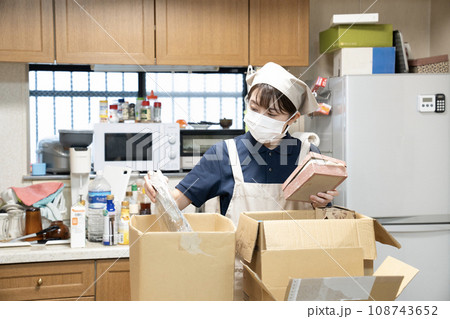 片付けをする女性作業員 片付けをする女性作業員 108743652