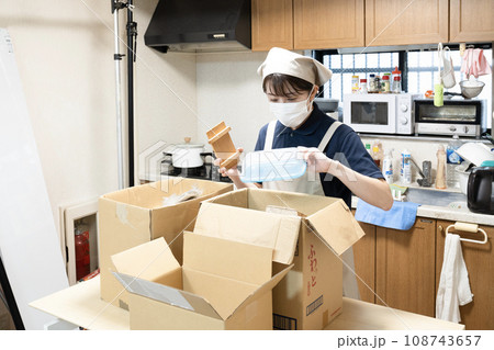 片付けをする女性作業員 108743657