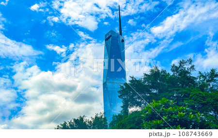ムルデカ118と青空。マレーシアのクアラルンプールの超高層ビル。 108743669