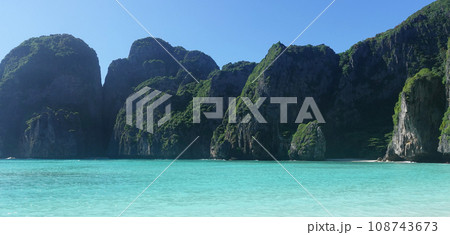 マヤベイの綺麗な海と岩 タイのプーケット 108743673