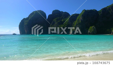 マヤベイの綺麗な海岸の景色。タイのピピ島。プーケット。 マヤベイの綺麗な海岸の景色。タイのピピ島。プーケット。 108743675