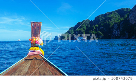 タイのピピ島周辺の海と船 108743679
