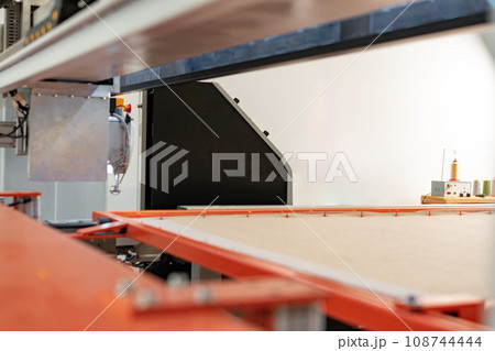 Automatic industrial sewing machine for stitching fabric 108744444