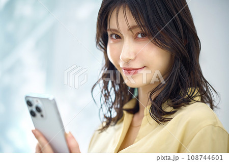 スマホを操作する女性 108744601