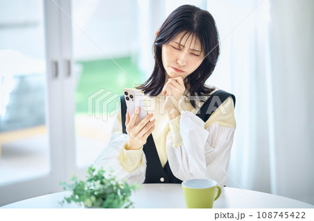 スマホを操作する女性 108745422