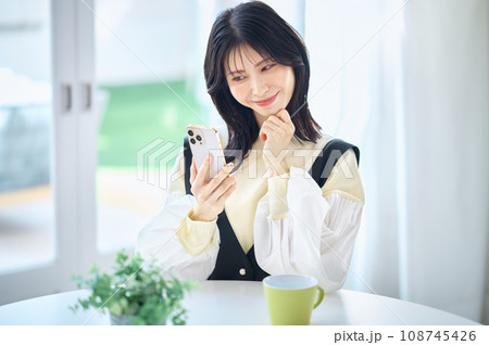 スマホを操作する女性 108745426