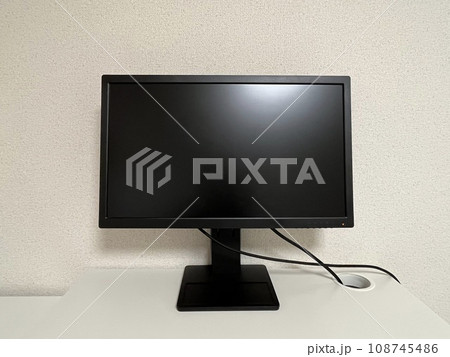 部屋に置かれたデスクトップモニター 108745486