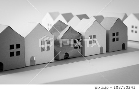 空き家問題　不良物件　所有者不明土地　老朽化　不動産　相続　廃屋　登記　欠陥住宅 108750243