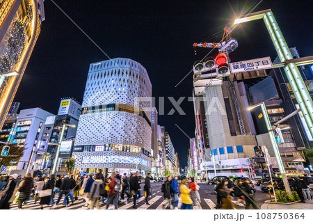 日本の東京都市景観 11月。脱コロナ、全国平均/9週連続減↓…外国人観光客らで賑う銀座＝13日 108750364
