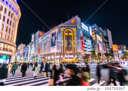 日本の東京都市景観 11月。脱コロナ、全国平均/9週連続減↓…外国人観光客らで賑う銀座＝13日 108750367