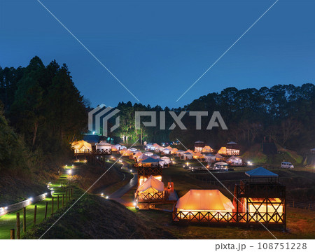 [千葉・香取] 森の中に照らされたテントのあるザファーム グランピングの夜景。 108751228
