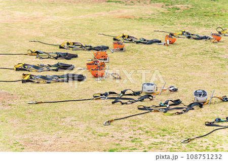 [国内] ジップラインスポーツに使用されるカラビナ、ハンドルバー、ハーネスとヘルメット。 108751232