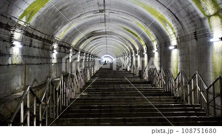 群馬県土合駅の構内の階段 108751680