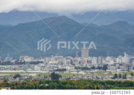 高台から望む山形市街 108751765