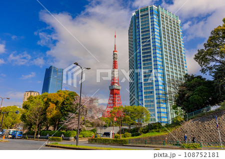 東京 港区 芝公園の都市風景 東京タワーとザ・プリンス パークタワー東京 東京 港区 芝公園の都市風景 東京タワーとザ・プリンス パークタワー東京 108752181