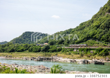 【高山本線】木曽川沿いを走行する普通列車 108752303