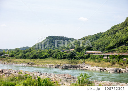 【高山本線】木曽川沿いを走行する普通列車 108752305