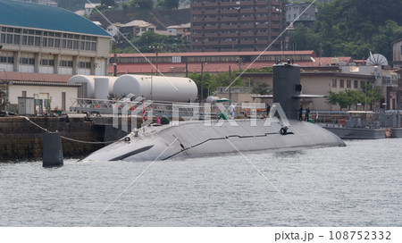 停泊する海上自衛隊練習潜水艦あさしお 108752332