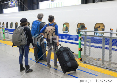 新幹線を待つ外国人旅行者 日本旅行 新幹線を待つ外国人旅行者 日本旅行 108752521