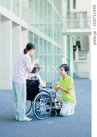 車いすのシニアの女性と介護スタッフ 車いすのシニアの女性と介護スタッフ 108752840
