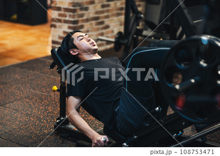 スポーツジムで筋トレをする男性 108753471