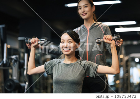 パーソナルジムで体を鍛える女性 108753472
