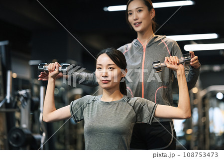 パーソナルジムで体を鍛える女性 108753473