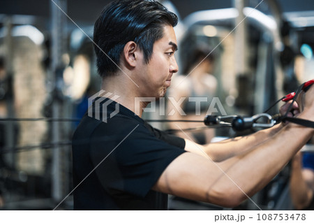 スポーツジムで筋トレをする男性 108753478