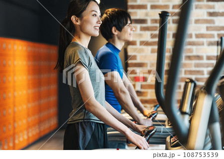 ジムでウォーキングする男女 108753539