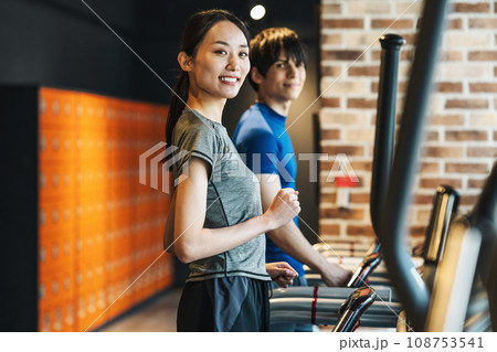 ジムでランニングする男女 ジムでランニングする男女 108753541