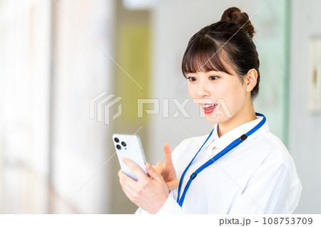スマホを操作する若い女性。撮影協力:有明教育芸術短期大学 スマホを操作する若い女性。撮影協力:有明教育芸術短期大学 108753709