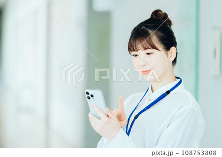 スマホを操作する若い女性。撮影協力:有明教育芸術短期大学 スマホを操作する若い女性。撮影協力:有明教育芸術短期大学 108753808