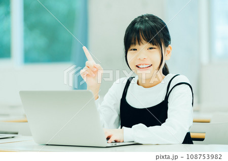 プログラミングをする小学生の女の子。撮影協力：有明教育芸術短期大学 108753982