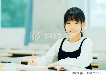 塾で勉強をする小学生の女の子。撮影協力：有明教育芸術短期大学 108754136