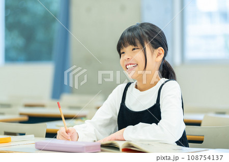 塾で勉強をする小学生の女の子。撮影協力：有明教育芸術短期大学 108754137
