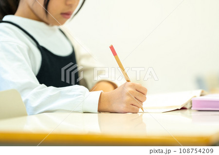 塾で勉強をする小学生の女の子。撮影協力：有明教育芸術短期大学 108754209