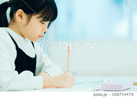 塾で勉強をする小学生の女の子。撮影協力：有明教育芸術短期大学 108754478