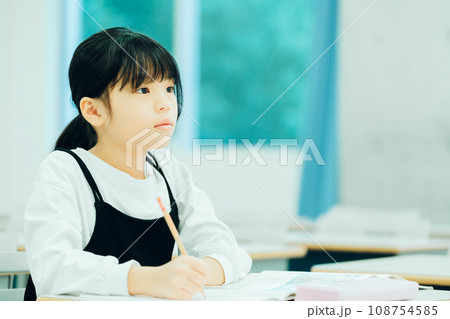 塾で勉強をする小学生の女の子。撮影協力：有明教育芸術短期大学 108754585