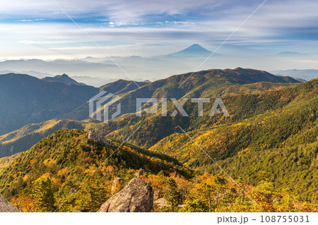 奥秩父山塊天狗峰から紅葉の天狗岩の朝日に輝く天空の剣と朝焼けの富士山 108755031