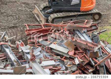 解体現場で鉄スクラップを処理する重機 108755304