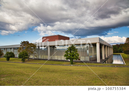 秋の紅葉に染まる図書館 108755384