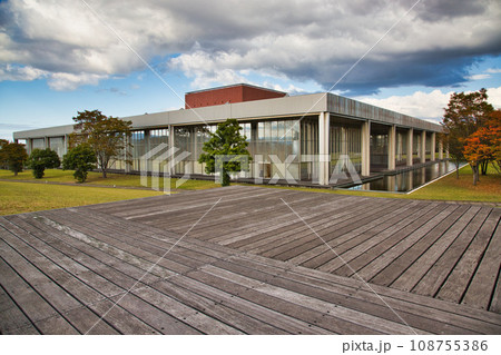 秋の紅葉に染まる図書館 108755386