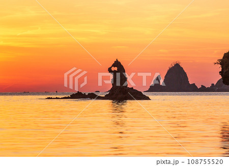 西伊豆町大田子海岸に沈む日本一の夕日 西伊豆町大田子海岸に沈む日本一の夕日 108755520