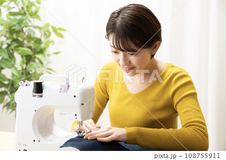 ミシンで裁縫作業する女性 108755911